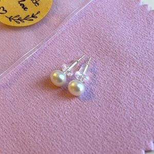 Small freshwater pearl studs, brand new / never worn